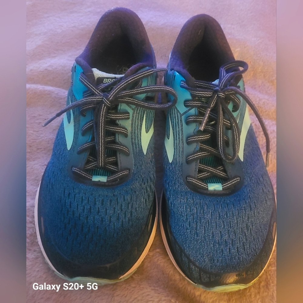 Like new Women's size 10 Brooks adrenaline GTS 18 athletic shoes.